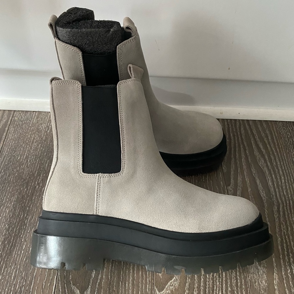 UO Chunky suede boots in gray US8